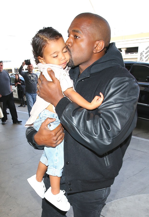 X17 - Kanye West com a filha North West em aeroporto de Los Angeles, nos Estados Unidos (Foto: X17online/ Agência)