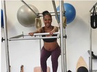 Negra Li exibe barrigão de grávida em aula de pilates