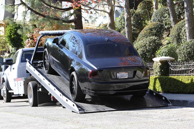 O Rolls Royce da socialite sendo levado para a nova casa (Foto: X17/Agência)