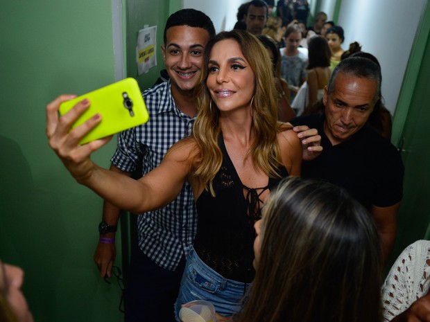 Ivete Sangalo com fã em bastidores de show em Salvador, na Bahia (Foto: André Muzell/ Brazil News)