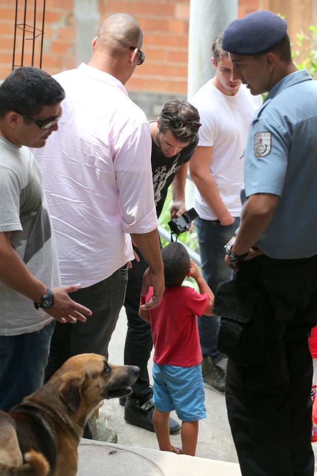 Joshua Bowman visita comunidade no RJ (Foto: André Freitas / AgNews)