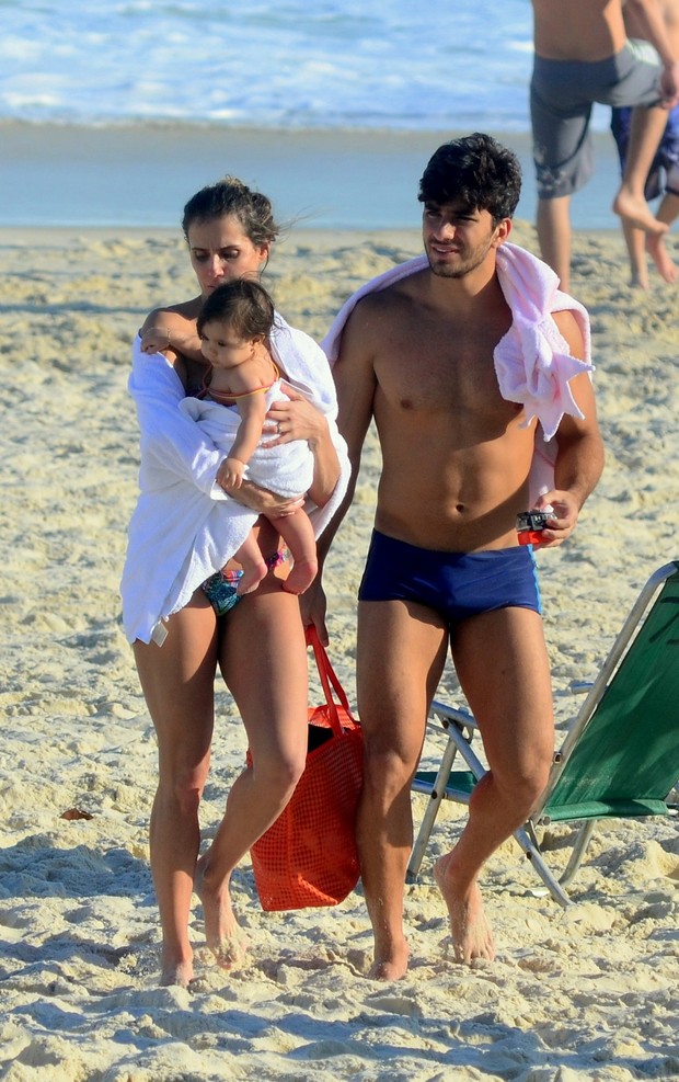 Deborah Secco e Hugo Moura com a filha, Maria Flor (Foto: AgNews)