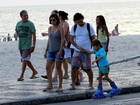Rafaela Mandelli curte fim de tarde na orla do Rio com a família