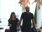 Adriano e Micaele Mesquita vão ao cinema de mãos dadas no Rio