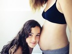 Carolina Kasting posa mostrando a barriga junto com a filha, Cora