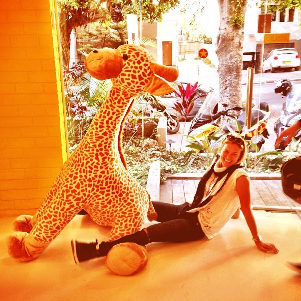 Bar Refaeli posa com girafa de pelúcia (Foto: Instagram/ Reprodução)