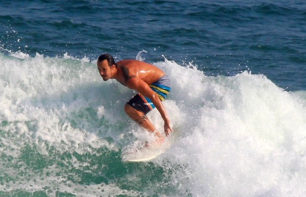 Paulo Vilhena surfa em praia da Barra (Foto: Gabriel Rangel / AgNews)