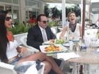 Kelly Baron e Diana Balsini almoçam à beira da piscina de hotel