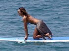 Jessica Alba mostra a barriguinha de biquíni na praia e esconde o bumbum