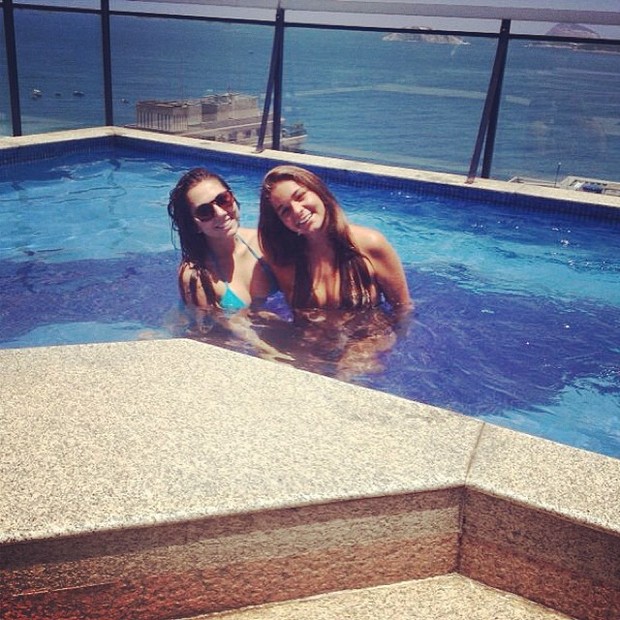 Carol Portaluppi e amiga em piscina (Foto: Instagram / Reprodução)