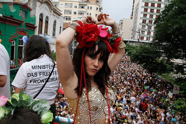 Alessandra Negrini curte bloco de carnaval em SP (Foto: Amauri Nehn/Photo Rio News)