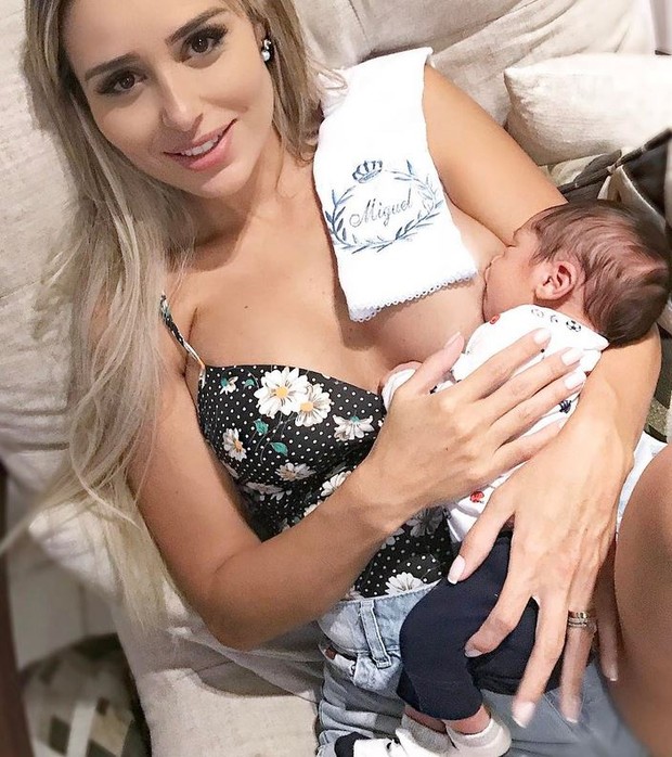 Letícia Santiago amamentando filho (Foto: Instagram / Reprodução)