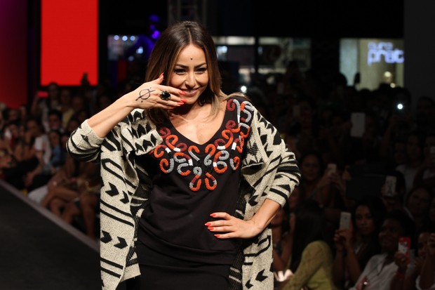 Sabrina Sato desfilando em feira de moda (Foto: Amauri Nehn/Photo Rio News)