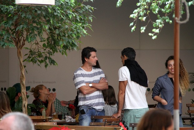 Carolina Dieckmann e Marcelo Serrado almoçam com amigos (Foto: Daniel Delmiro / AgNews)
