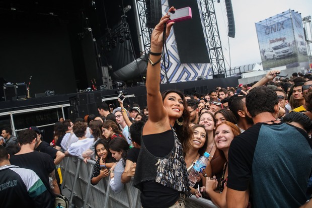 Dani Suzuki faz selfie com fão no Lollapalooza (Foto: Manuela Scarpa e Amauri Nehn/Photo Rio News)