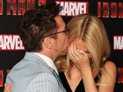Gwyneth Paltrow fica 'tímida' com beijo na testa de Robert Downey Jr. 
