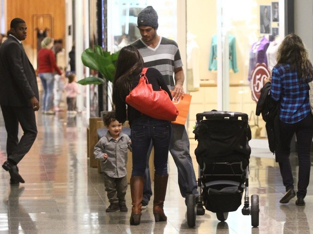 Daniele Suzuki com o ex-marido e o filho em shopping da Barra (Foto: Marcos Ferreira / Foto Rio News)