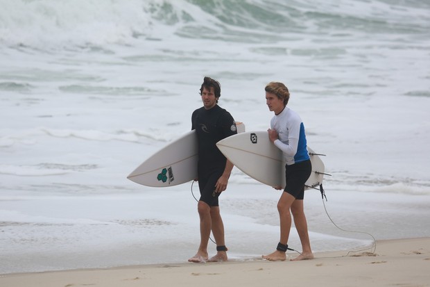 Vladimir Brichta com Felipe, filho de Adriana Esteves, na praia da Macumba, no Rio (Foto: Dilson Silva / Agnews)