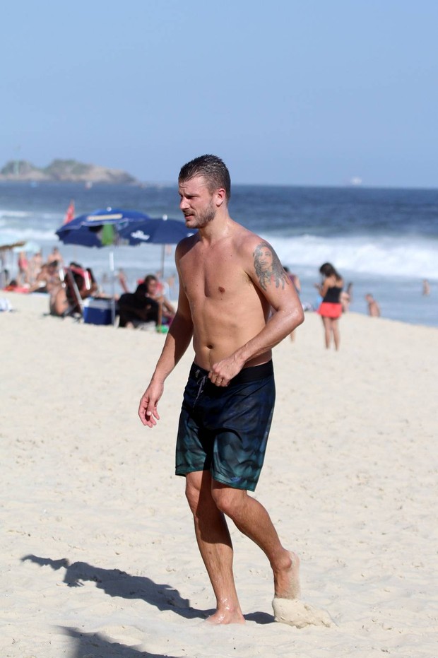 Rodrigo Hilbert na praia (Foto: André Freitas / AgNews)