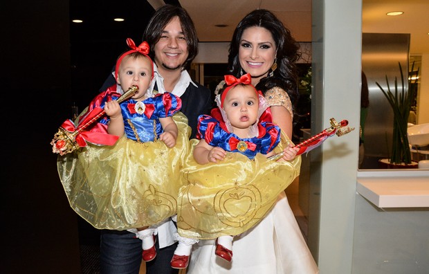 Natália Guimarães com o marido Kiko e as filhas (Foto: Caio Duran / AgNews)
