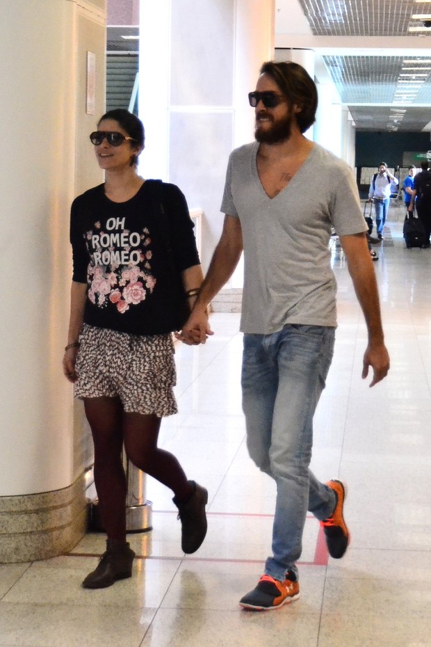 Priscila Fantin e marido no aeroporto (Foto: William Oda/Agnews)