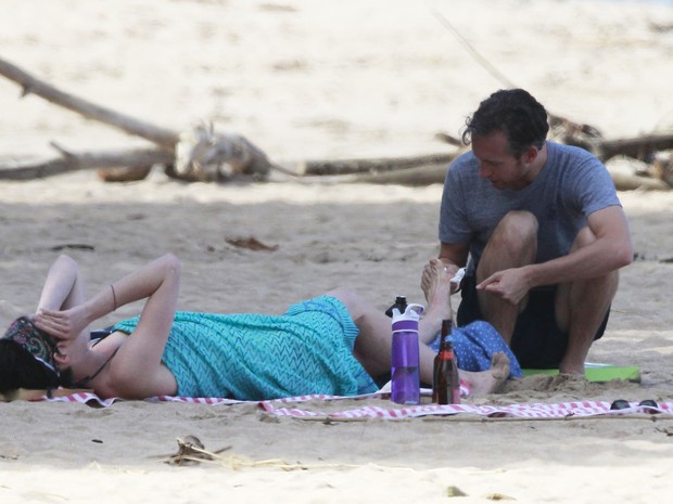 Adam Shulman cuida do pé de Anne Hathaway em praia no Havaí (Foto: Grosby Group/ Agência)