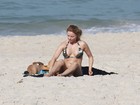 Rita Guedes exibe boa forma e desamarra biquíni em praia no Rio