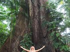 Fernanda Lacerda posa de maiô diante de árvore: 'Agradecer'
