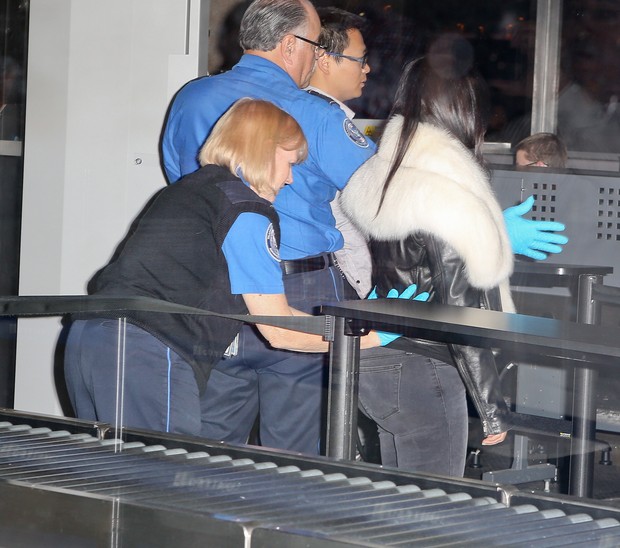 X17 - Kim Kardashian é revistada em aeroporto de Los Angeles, nos Estados Unidos (Foto: X17online/ Agência)