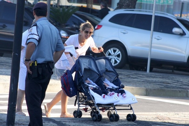 Roberta, mulher do Marcelo Serrado,passeia com Filhos  (Foto: Jc Pereira /AgNews)