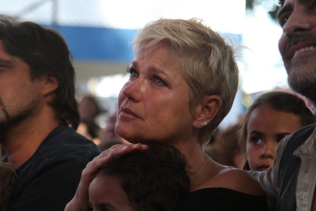 Xuxa chorando no evento da Fundação Xuxa Meneghel (Foto: Anderson Borde  / Agnews)
