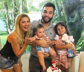 Jonathan Costa com os dois filhos e a agora ex-mulher Antônia Fontenelle (Foto: Reprodução/Instagram)