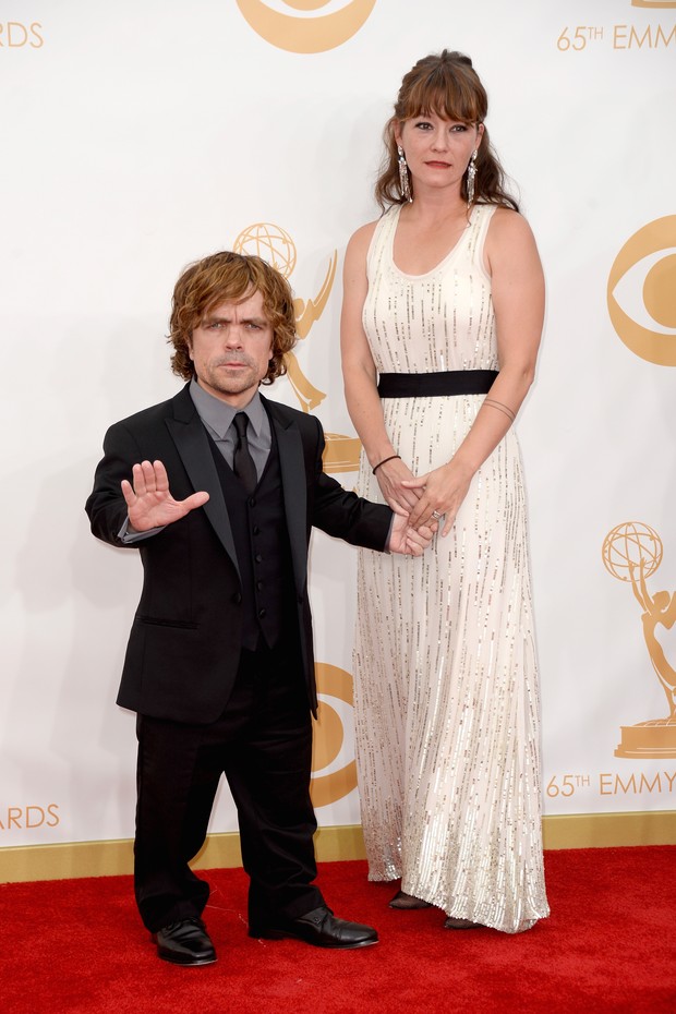 Peter Dinklage e Erica Schmidt no Emmy (Foto: AFP)