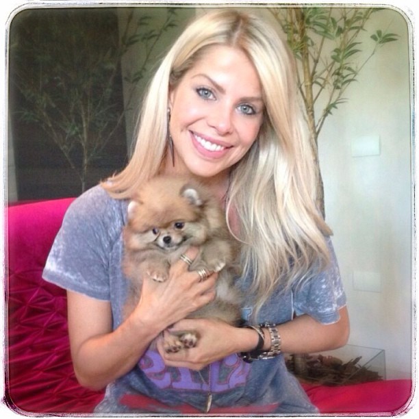 Karina Bacchi e novo cachorrinho (Foto: Reprodução/Instagram)