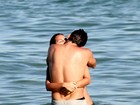 Bruno Gissoni e Yanna Lavigne namoram em praia do Rio