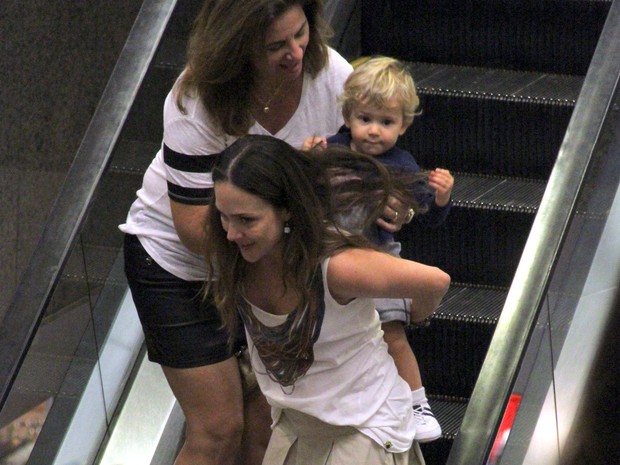 Gabriela Duarte com o filho Frederico em shopping no Rio (Foto: Marcus Pavão/ Ag. News)