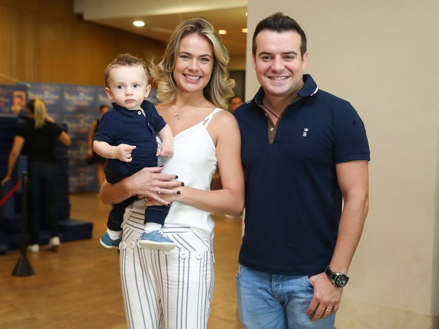 Thais Pacholek e o marido, Belutti, com o filho, Luis Miguel, em estreia de peça em São Paulo (Foto: Manuela Scarpa/ Brazil News)