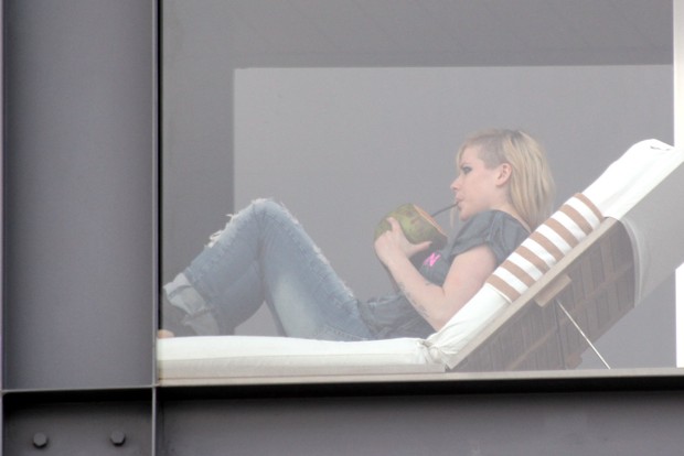 Avril Lavigne na sacada do hotel (Foto: J. Humberto / AgNews)