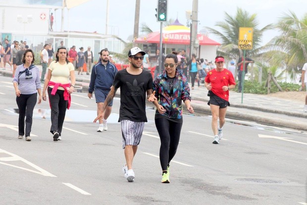 Thaissa Carvalho e Daniel Alves caminham na orla de Ipanema, RJ (Foto: JC Pereira/AgNews)