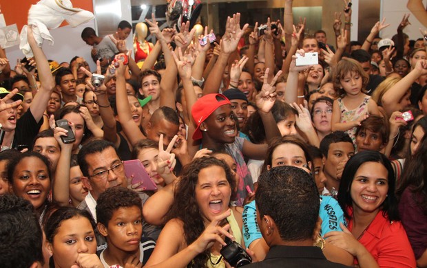 Fãs esperam Neymar em shopping de Campinas (Foto: Thiago Duran / AgNews)