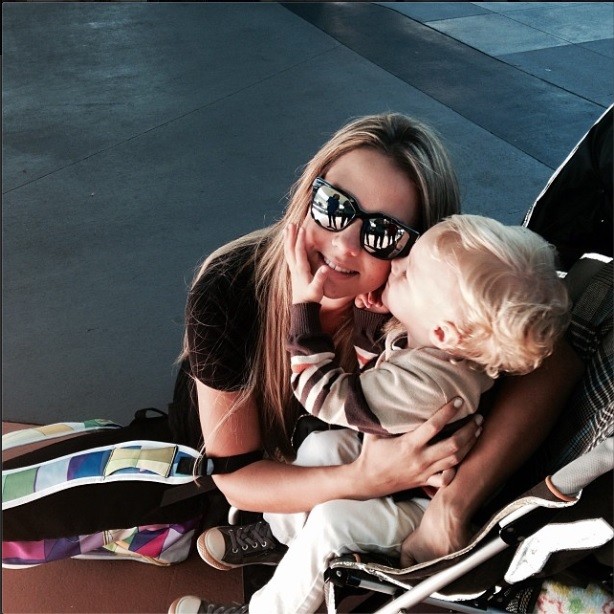 Carol Dantas ganha beijo do filho (Foto: Reprodução Instagram)