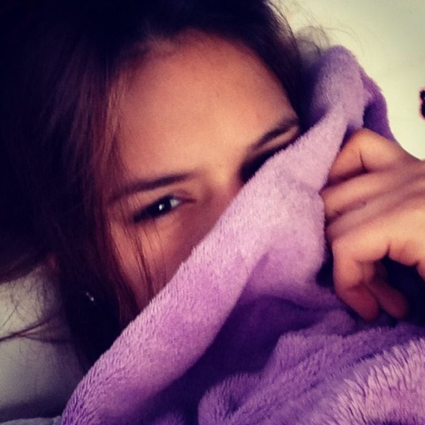 Bruna Marquezine também sofre no inverno (Foto: Reprodução/Instagram)