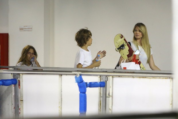 Susana Werner com os filhos (Foto: Marcello Sá Barreto / AgNews)