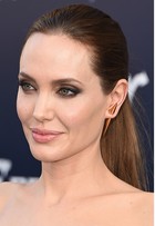 Joias de Angelina Jolie chamam atenção em première nos EUA