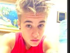 Justin Bieber posa para foto e reclama em rede social: 'Entediado'