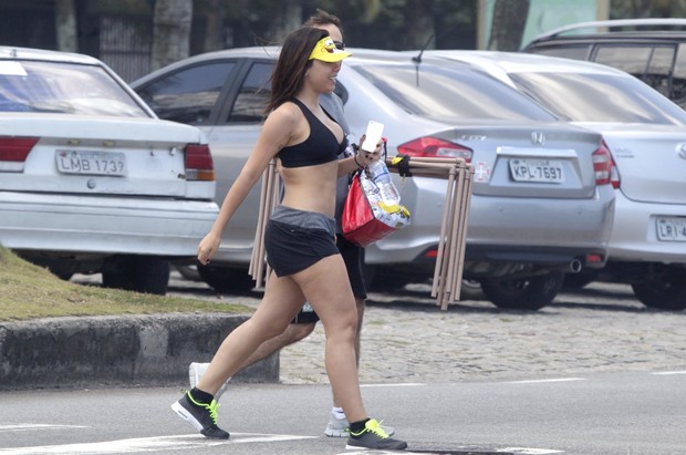 Anitta faz treino funcional na praia da Barra da Tijuca, RJ (Foto: Gabriel Reis / Ag. News)