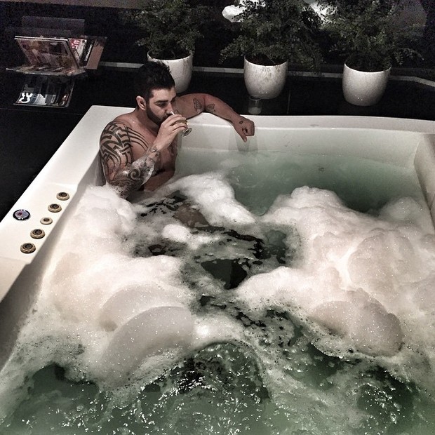Gusttavo lima relaxa em banheira (Foto: Instagram/ Reprodução)