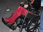 Lady Gaga usa cadeira de rodas de grife para passeio em Chicago