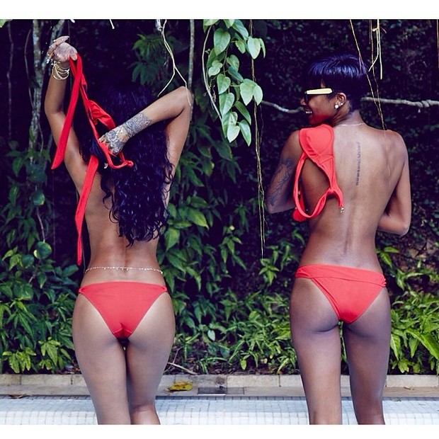Rihanna e amiga tiram parte de cima do biquíni (Foto: Instagram/ Reprodução)