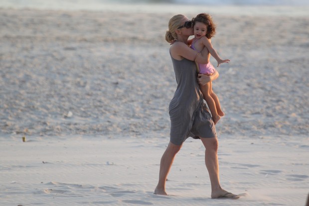 Leticia Spiller na praia com a filha Stela (Foto: Dilson Silva / Agnews)